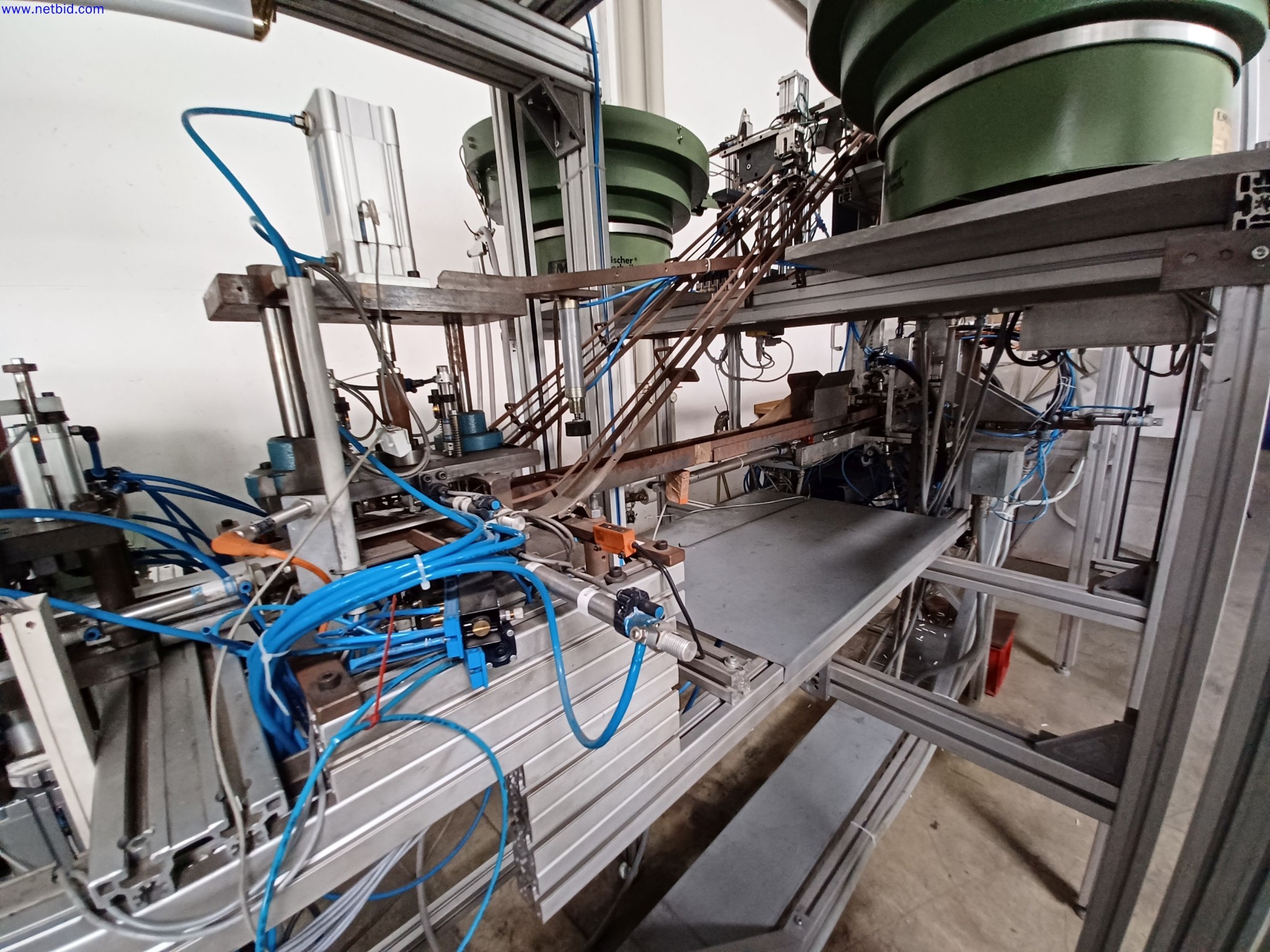 Máquinas de um fabricante de iluminação, incluindo para metalurgia com acessórios, sistema de pintura contínua, estantes de prateleiras altas, camiões industriais, veículos, equipamento informático e de escritório-5