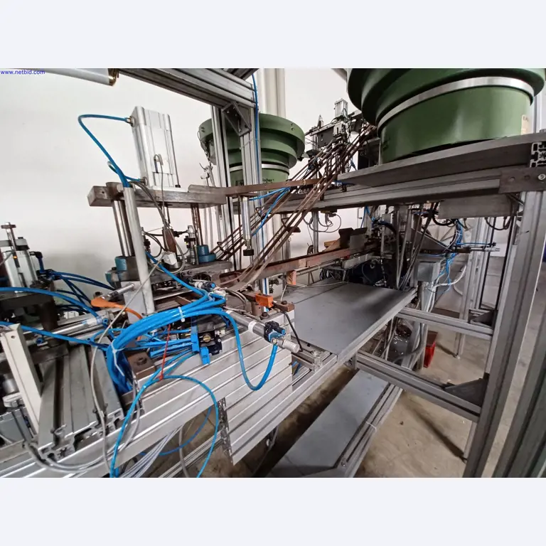 Maszyny producenta oświetlenia, w tym do obróbki metalu z akcesoriami, system ciągłego malowania, regały wysokiego składowania, wózki przemysłowe, pojazdy, sprzęt IT i biurowy-5