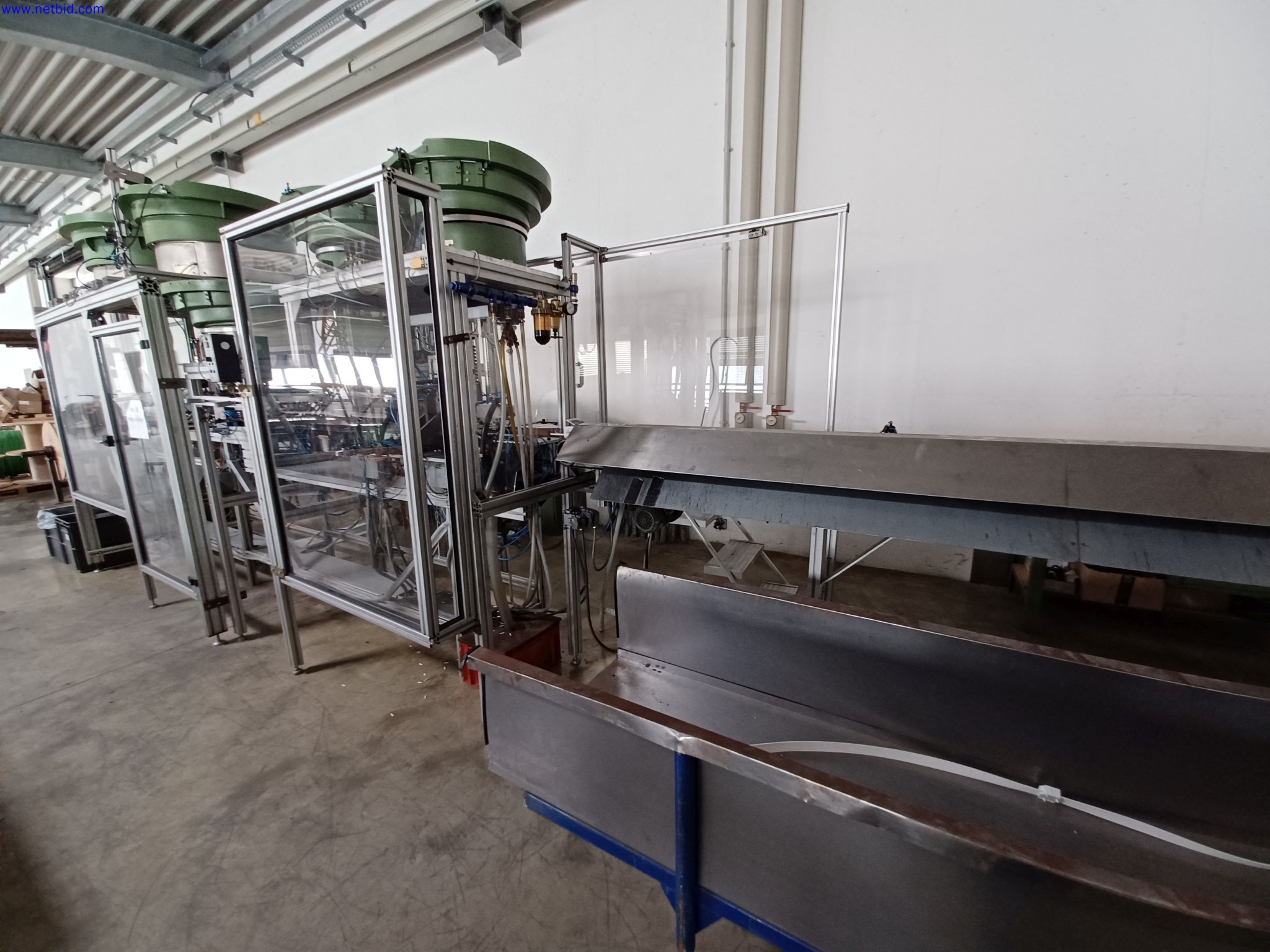 Máquinas de um fabricante de iluminação, incluindo para metalurgia com acessórios, sistema de pintura contínua, estantes de prateleiras altas, camiões industriais, veículos, equipamento informático e de escritório-6