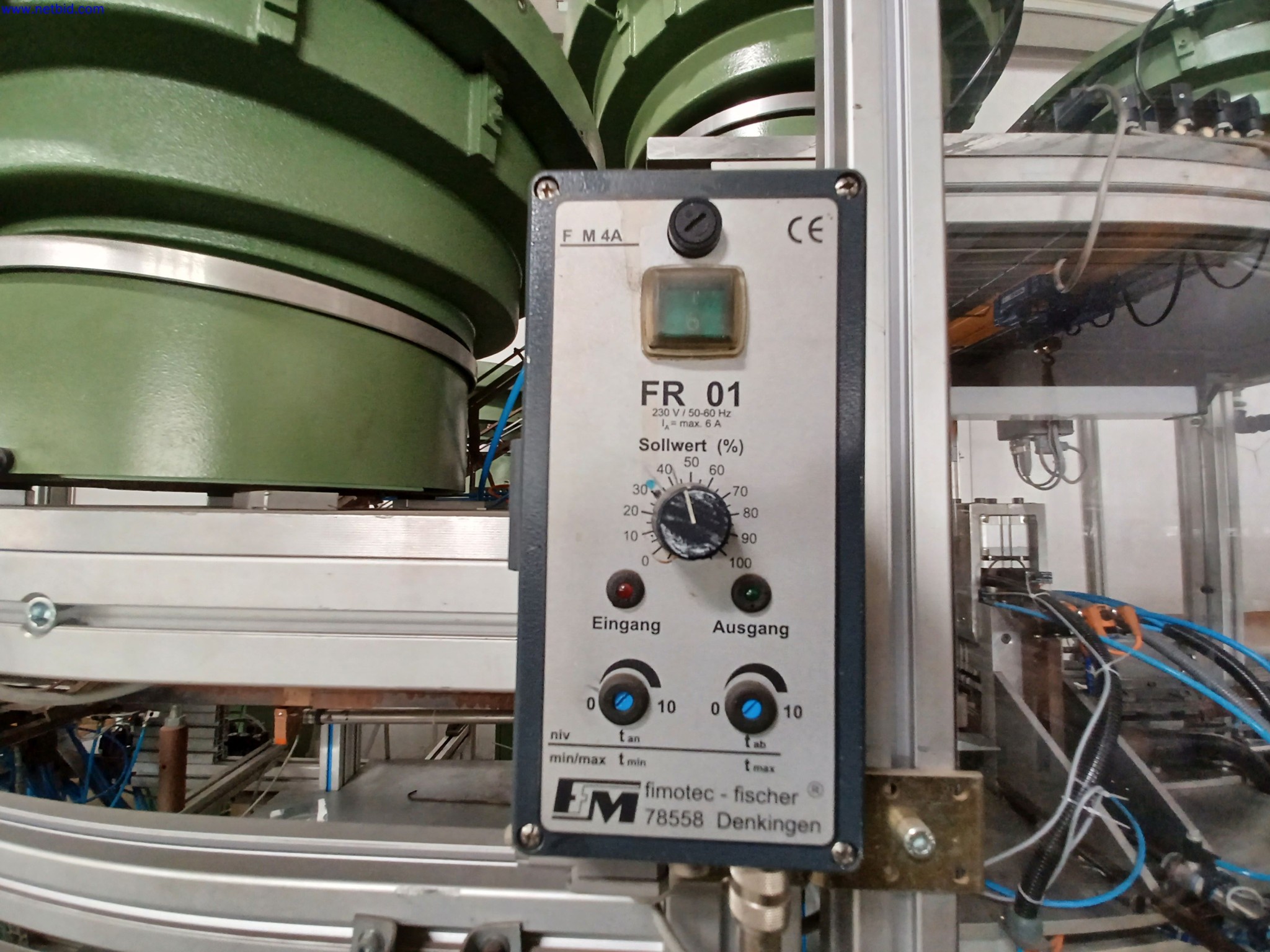 Máquinas de um fabricante de iluminação, incluindo para metalurgia com acessórios, sistema de pintura contínua, estantes de prateleiras altas, camiões industriais, veículos, equipamento informático e de escritório-7