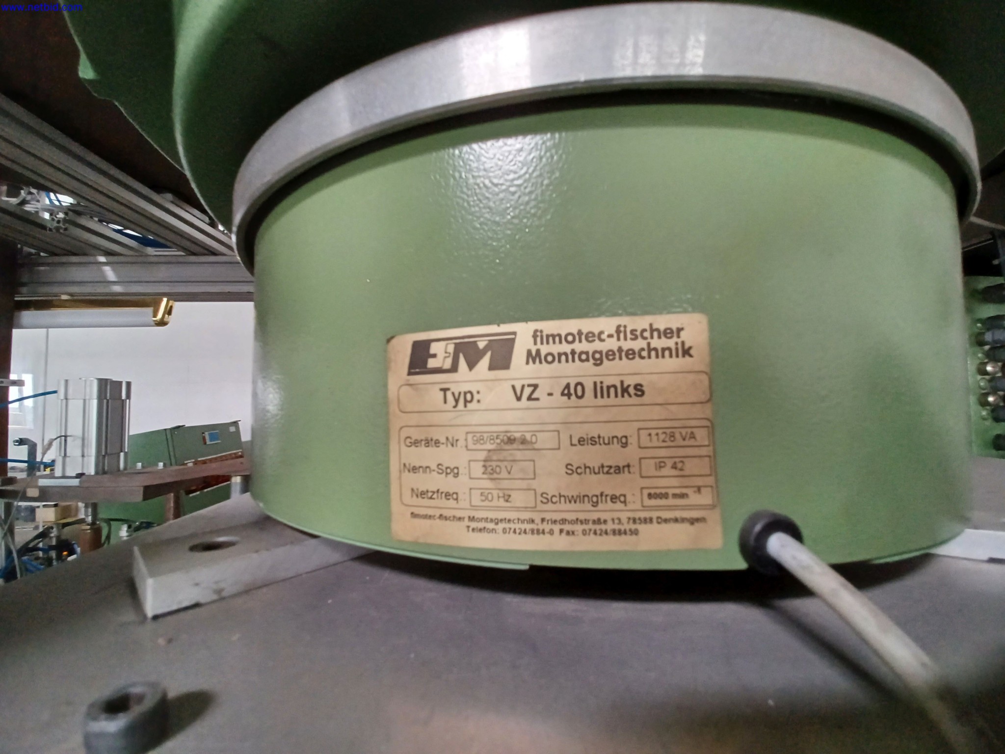 Máquinas de um fabricante de iluminação, incluindo para metalurgia com acessórios, sistema de pintura contínua, estantes de prateleiras altas, camiões industriais, veículos, equipamento informático e de escritório-8