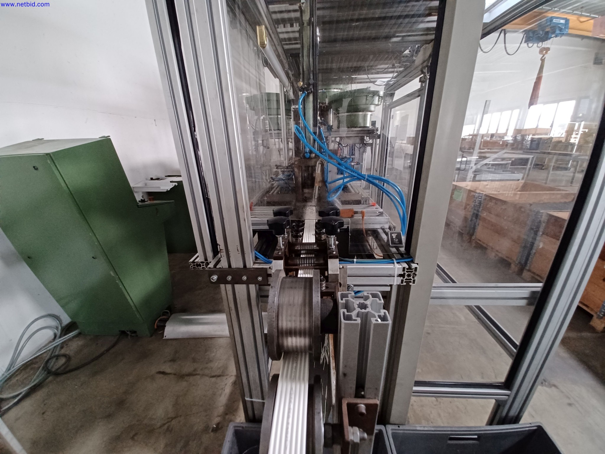 Máquinas de um fabricante de iluminação, incluindo para metalurgia com acessórios, sistema de pintura contínua, estantes de prateleiras altas, camiões industriais, veículos, equipamento informático e de escritório-9