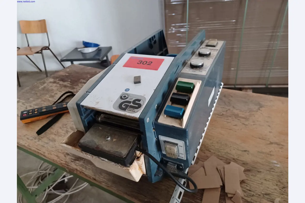 Stroje výrobce osvětlení, včetně strojů pro obrábění kovů s příslušenstvím, kontinuální lakovací systém, vysokoregálové regály, průmyslové vozíky, vozidla, IT a kancelářské vybavení.-1