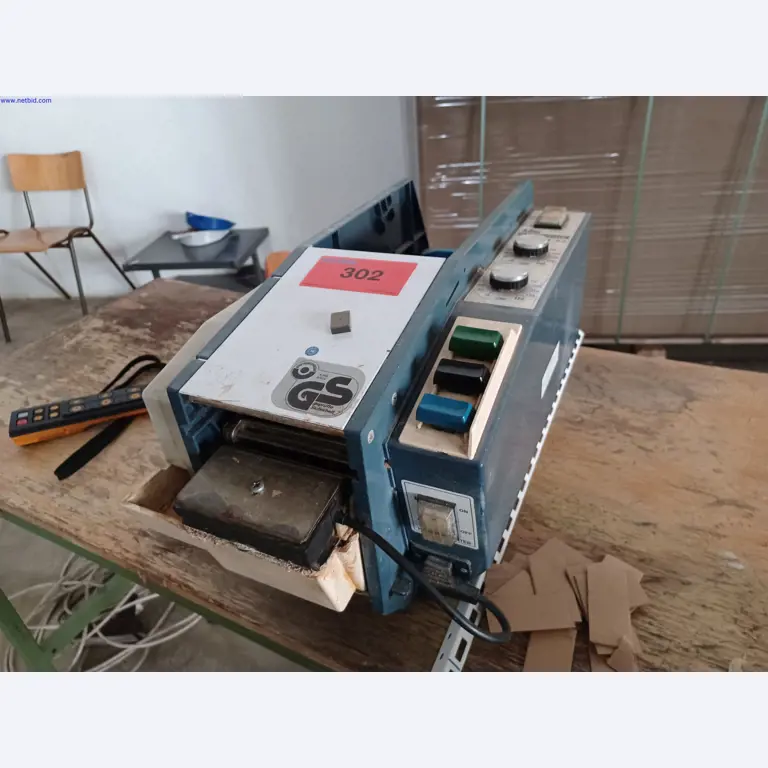 Stroje výrobce osvětlení, včetně strojů pro obrábění kovů s příslušenstvím, kontinuální lakovací systém, vysokoregálové regály, průmyslové vozíky, vozidla, IT a kancelářské vybavení.-1