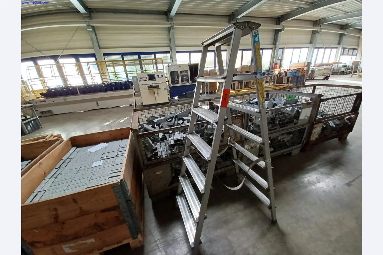 Stroje výrobce osvětlení, včetně strojů pro obrábění kovů s příslušenstvím, kontinuální lakovací systém, vysokoregálové regály, průmyslové vozíky, vozidla, IT a kancelářské vybavení.-1