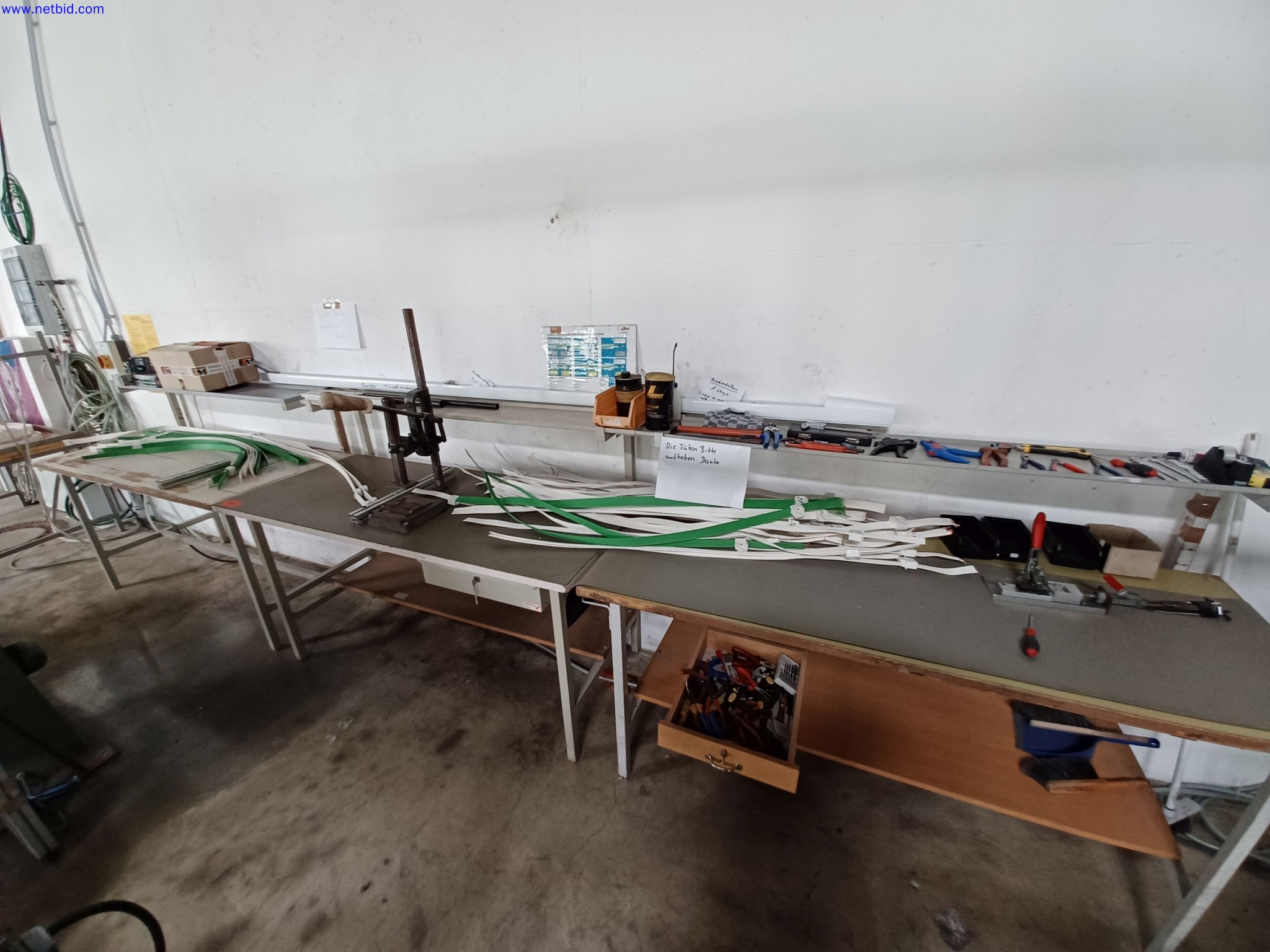 Stroji proizvajalca razsvetljave, vključno s stroji za obdelavo kovin z dodatki, sistemom za neprekinjeno barvanje, visokimi regali, industrijskimi tovornjaki, vozili, informacijsko in pisarniško opremo-1