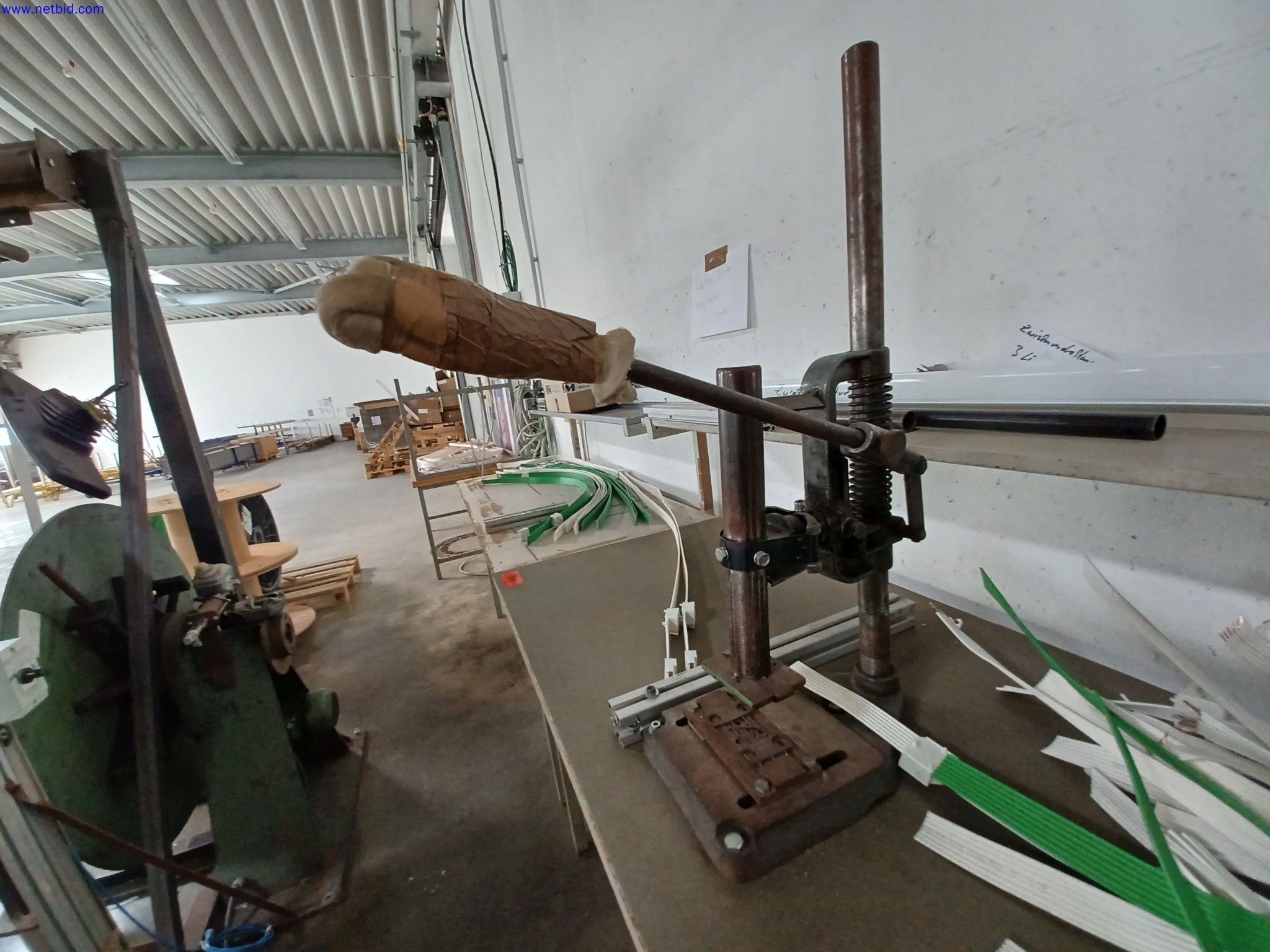 Stroji proizvajalca razsvetljave, vključno s stroji za obdelavo kovin z dodatki, sistemom za neprekinjeno barvanje, visokimi regali, industrijskimi tovornjaki, vozili, informacijsko in pisarniško opremo-3