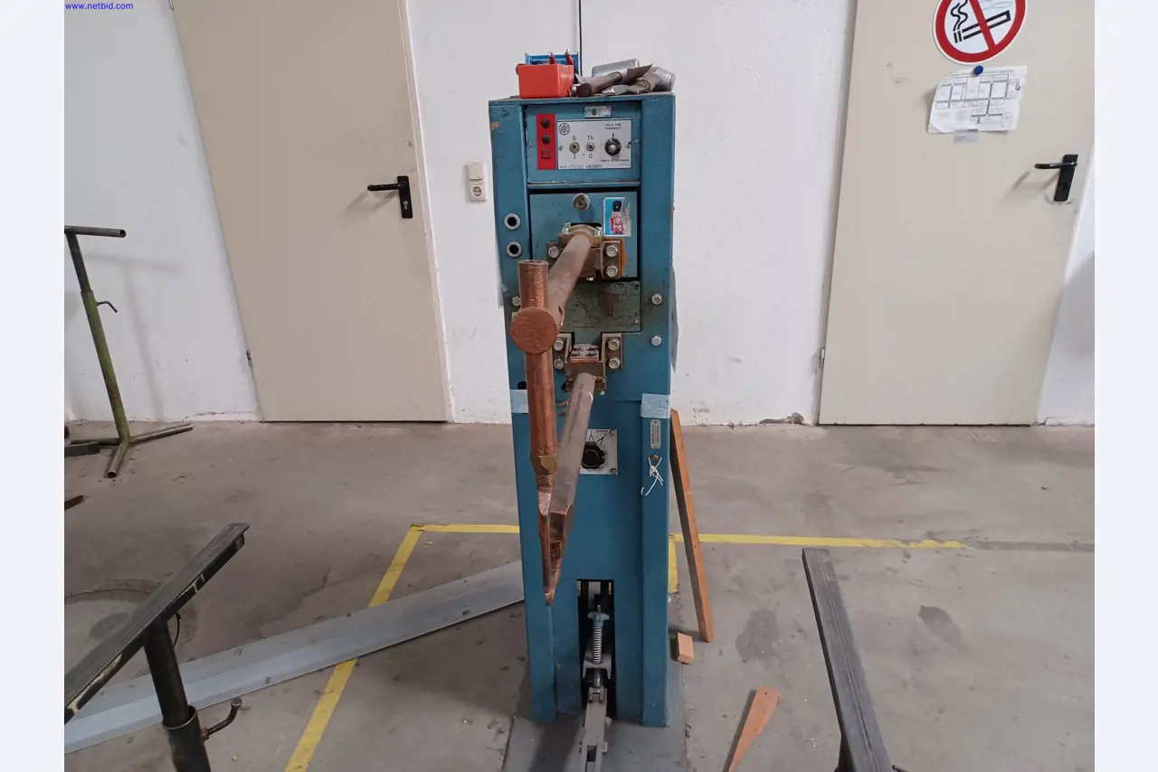 Machines of a lighting manufacturer for metalworking with accessories, continuous painting system, high-bay racking, industrial trucks, vehicles, IT and office equipment-4