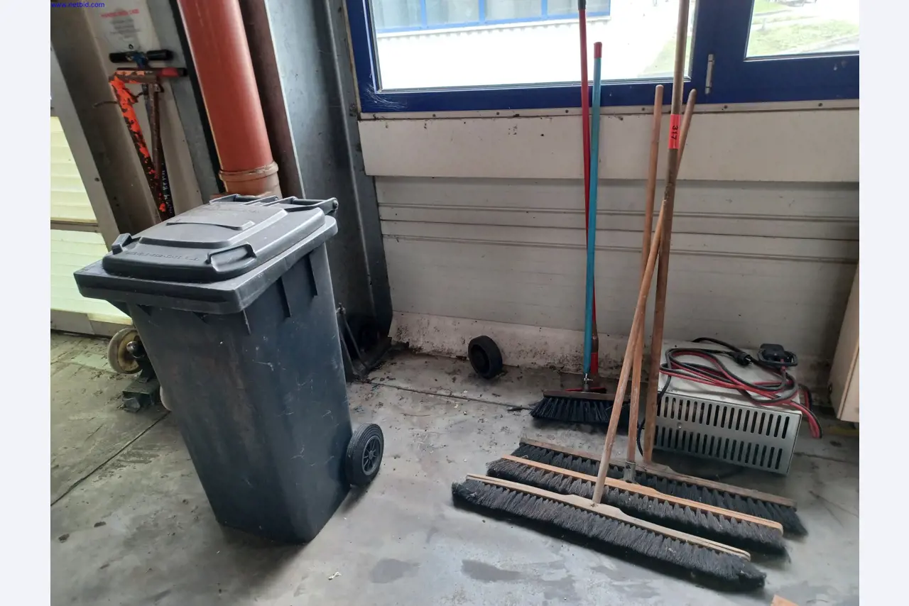 Stroje výrobce osvětlení, včetně strojů pro obrábění kovů s příslušenstvím, kontinuální lakovací systém, vysokoregálové regály, průmyslové vozíky, vozidla, IT a kancelářské vybavení.-1