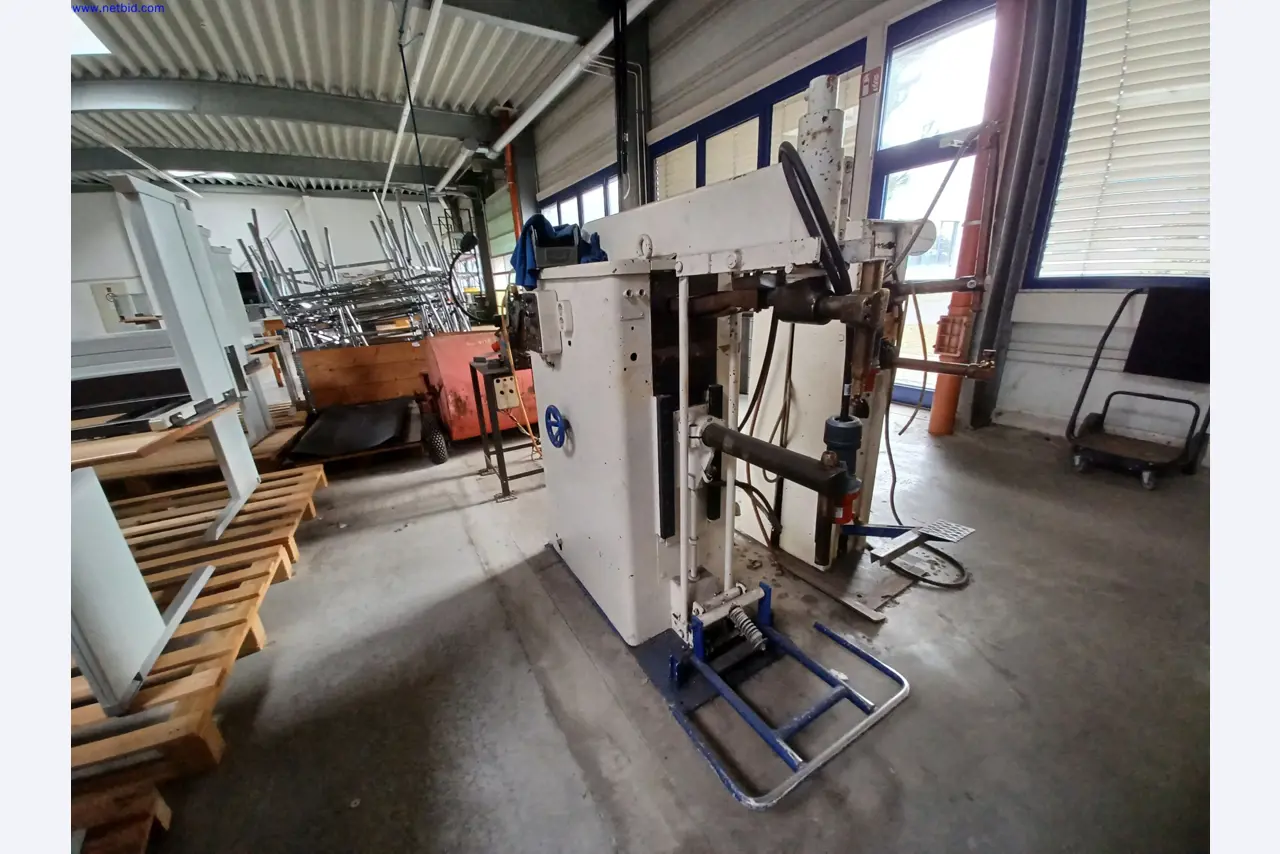 Máquinas de un fabricante de iluminación, incluso para la metalurgia con accesorios, sistema de pintura continua, estanterías altas, carretillas industriales, vehículos, equipos informáticos y de oficina.-1