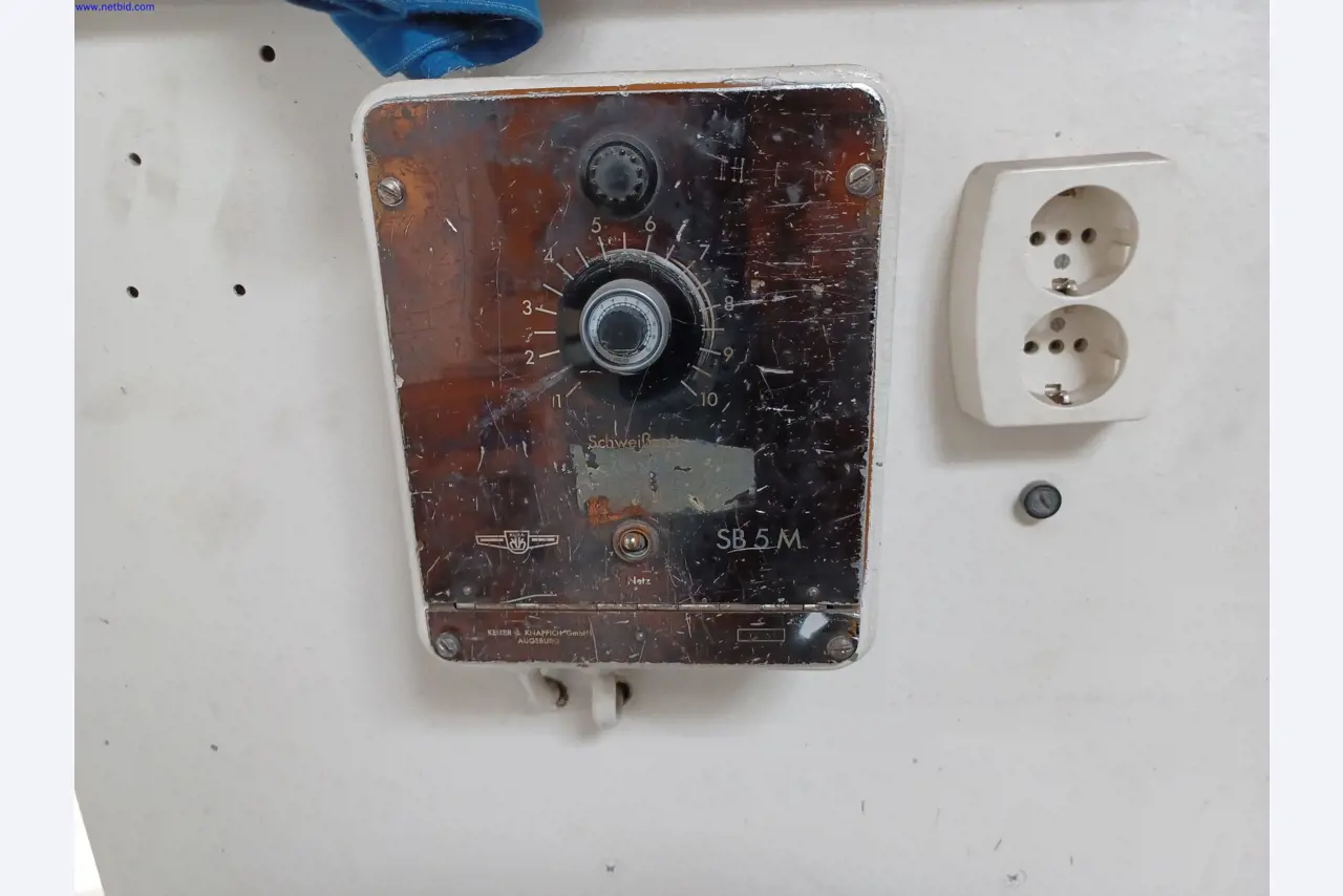 Máquinas de un fabricante de iluminación, incluso para la metalurgia con accesorios, sistema de pintura continua, estanterías altas, carretillas industriales, vehículos, equipos informáticos y de oficina.-2