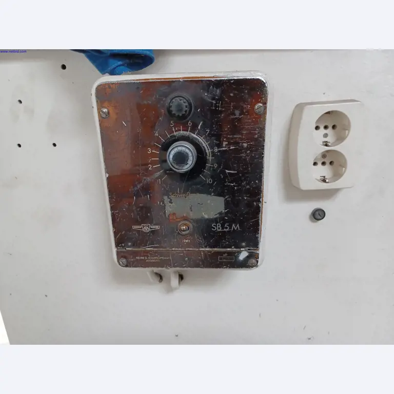 Máquinas de un fabricante de iluminación, incluso para la metalurgia con accesorios, sistema de pintura continua, estanterías altas, carretillas industriales, vehículos, equipos informáticos y de oficina.-2