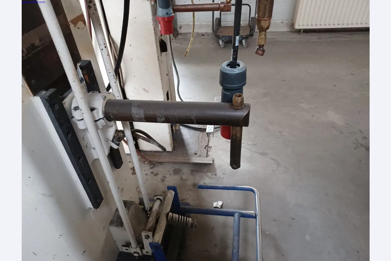 Máquinas de un fabricante de iluminación, incluso para la metalurgia con accesorios, sistema de pintura continua, estanterías altas, carretillas industriales, vehículos, equipos informáticos y de oficina.-3