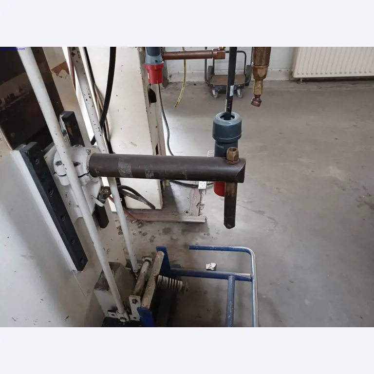 Máquinas de un fabricante de iluminación, incluso para la metalurgia con accesorios, sistema de pintura continua, estanterías altas, carretillas industriales, vehículos, equipos informáticos y de oficina.-3