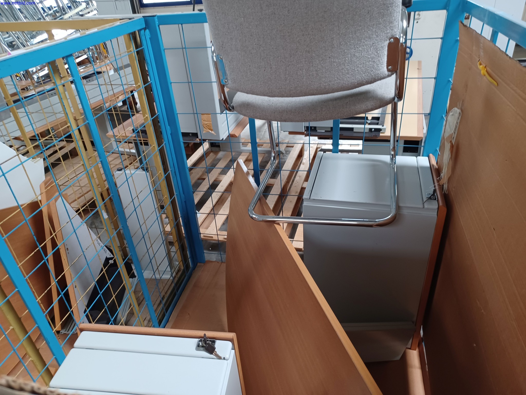 Machines of a lighting manufacturer for metalworking with accessories, continuous painting system, high-bay racking, industrial trucks, vehicles, IT and office equipment-4