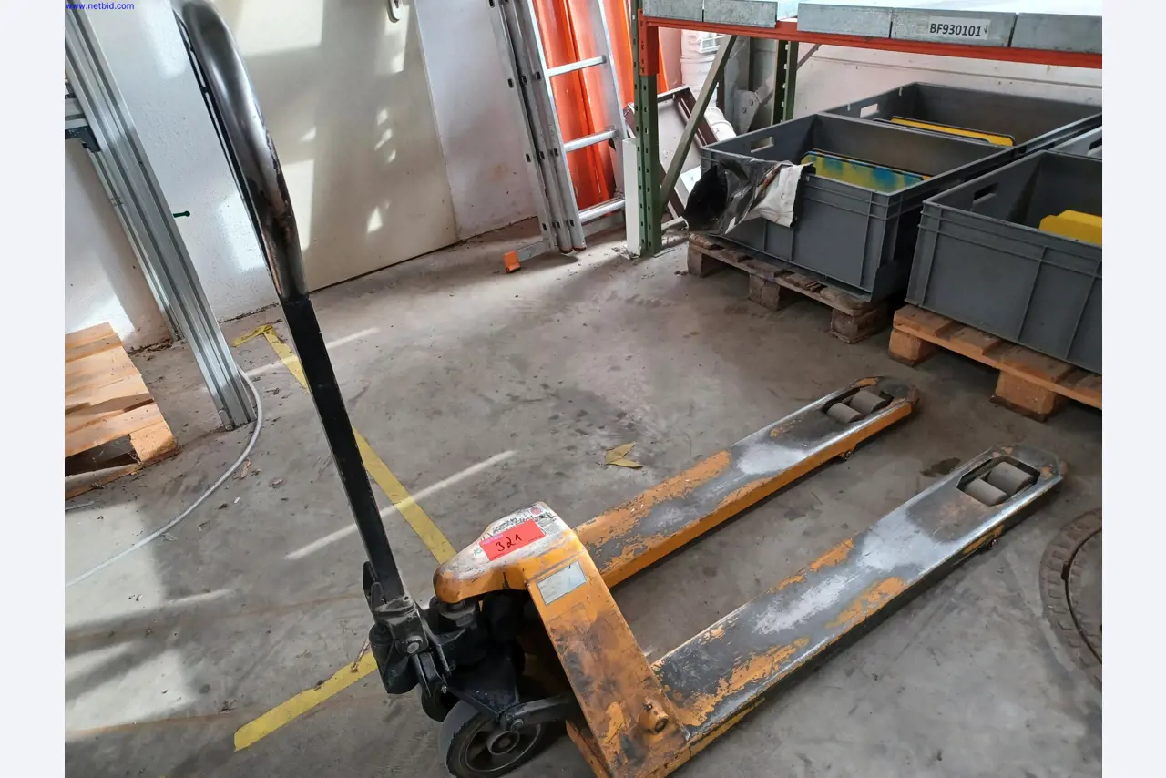 Maszyny producenta oświetlenia, w tym do obróbki metalu z akcesoriami, system ciągłego malowania, regały wysokiego składowania, wózki przemysłowe, pojazdy, sprzęt IT i biurowy-1