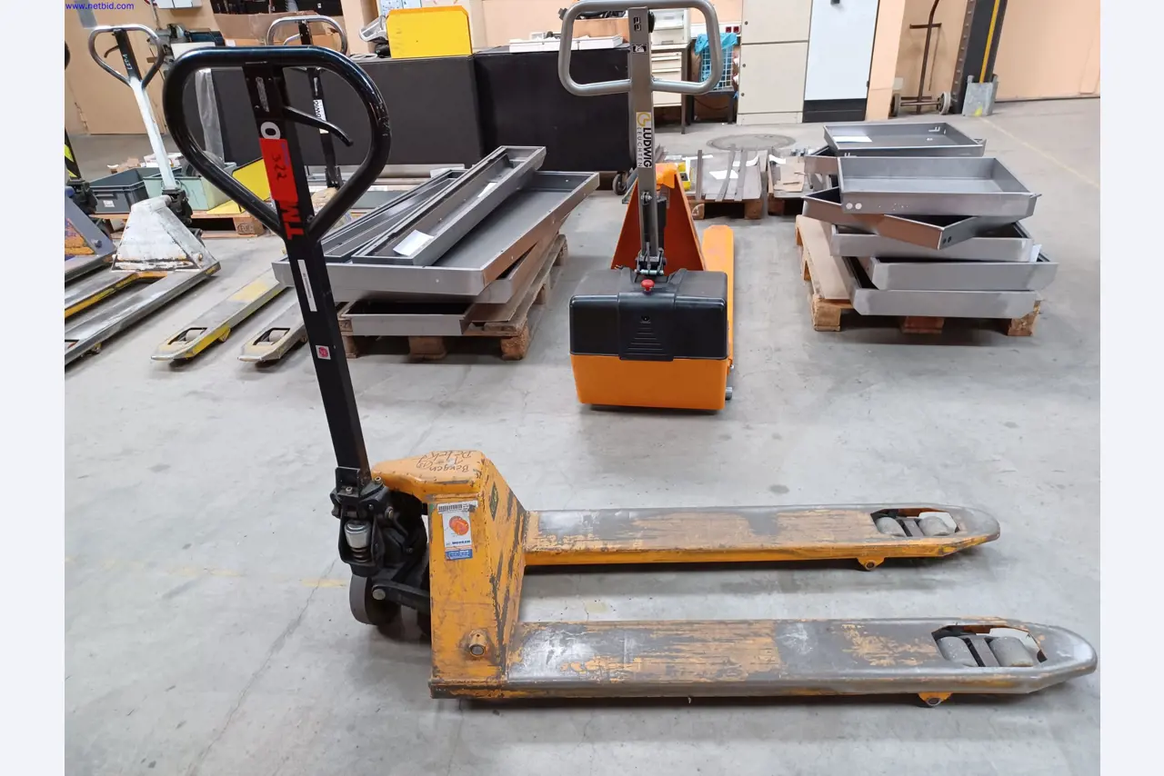 Machines d'un fabricant de luminaires, entre autres pour le travail du métal avec accessoires, installation de peinture en continu, rayonnage en hauteur, véhicules de manutention, véhicules, équipement informatique et de bureau-1