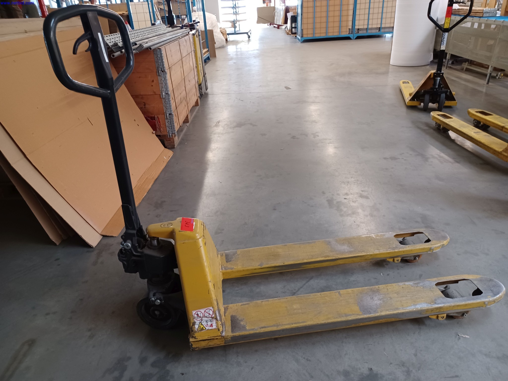 Machines d'un fabricant de luminaires, entre autres pour le travail du métal avec accessoires, installation de peinture en continu, rayonnage en hauteur, véhicules de manutention, véhicules, équipement informatique et de bureau-1