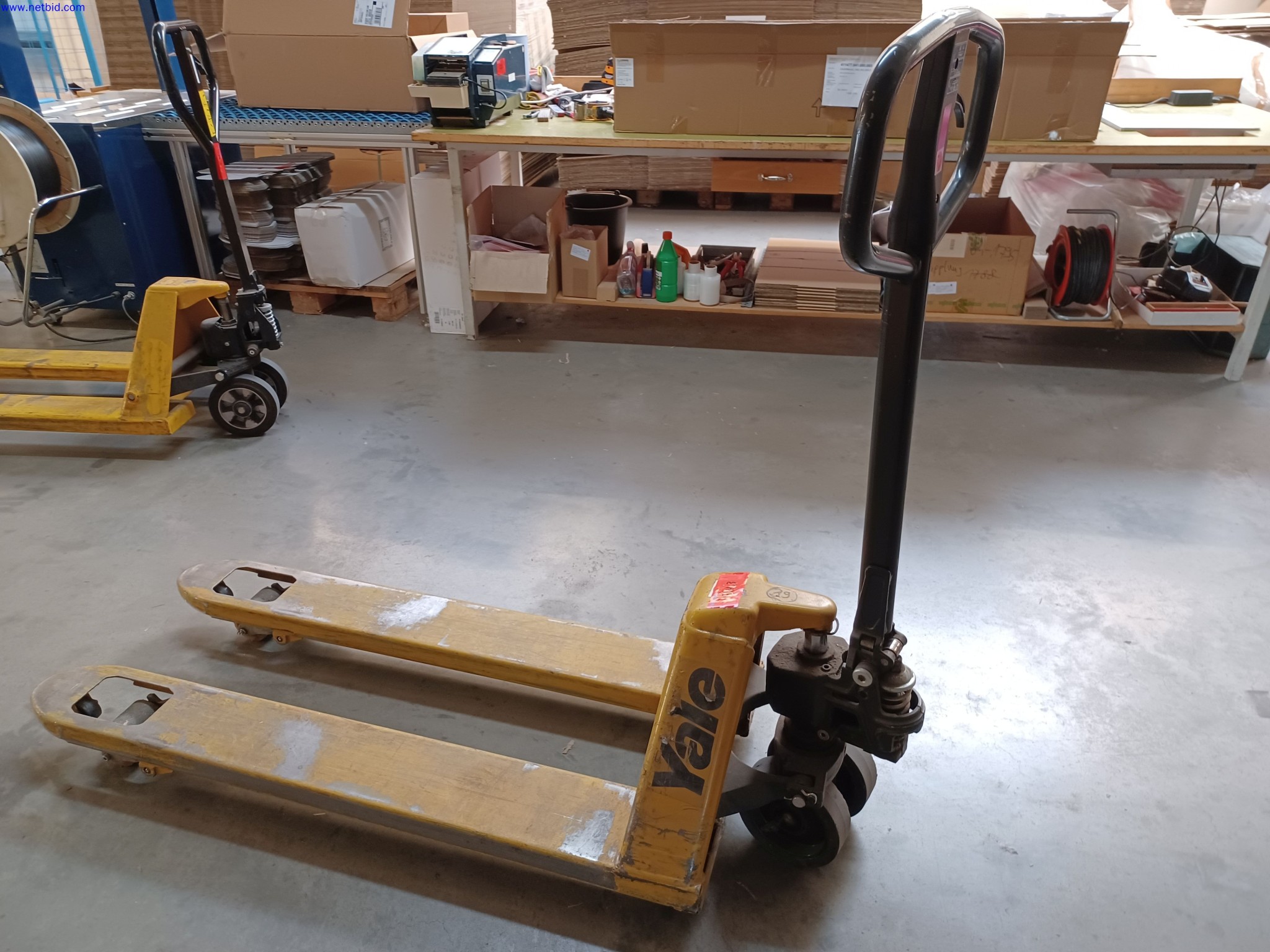 Machines d'un fabricant de luminaires, entre autres pour le travail du métal avec accessoires, installation de peinture en continu, rayonnage en hauteur, véhicules de manutention, véhicules, équipement informatique et de bureau-2