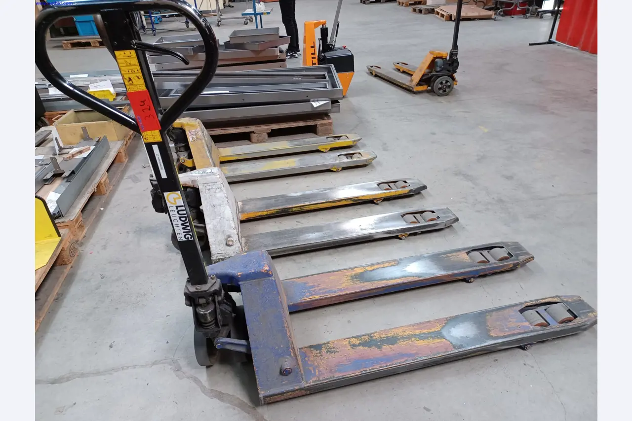 Maszyny producenta oświetlenia, w tym do obróbki metalu z akcesoriami, system ciągłego malowania, regały wysokiego składowania, wózki przemysłowe, pojazdy, sprzęt IT i biurowy-1