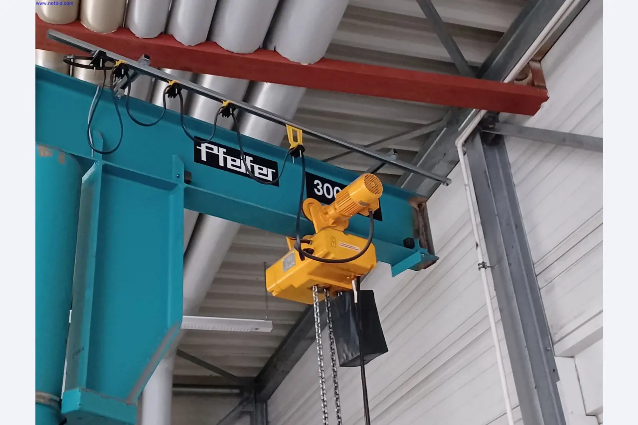 Stroje výrobce osvětlení, včetně strojů pro obrábění kovů s příslušenstvím, kontinuální lakovací systém, vysokoregálové regály, průmyslové vozíky, vozidla, IT a kancelářské vybavení.-1