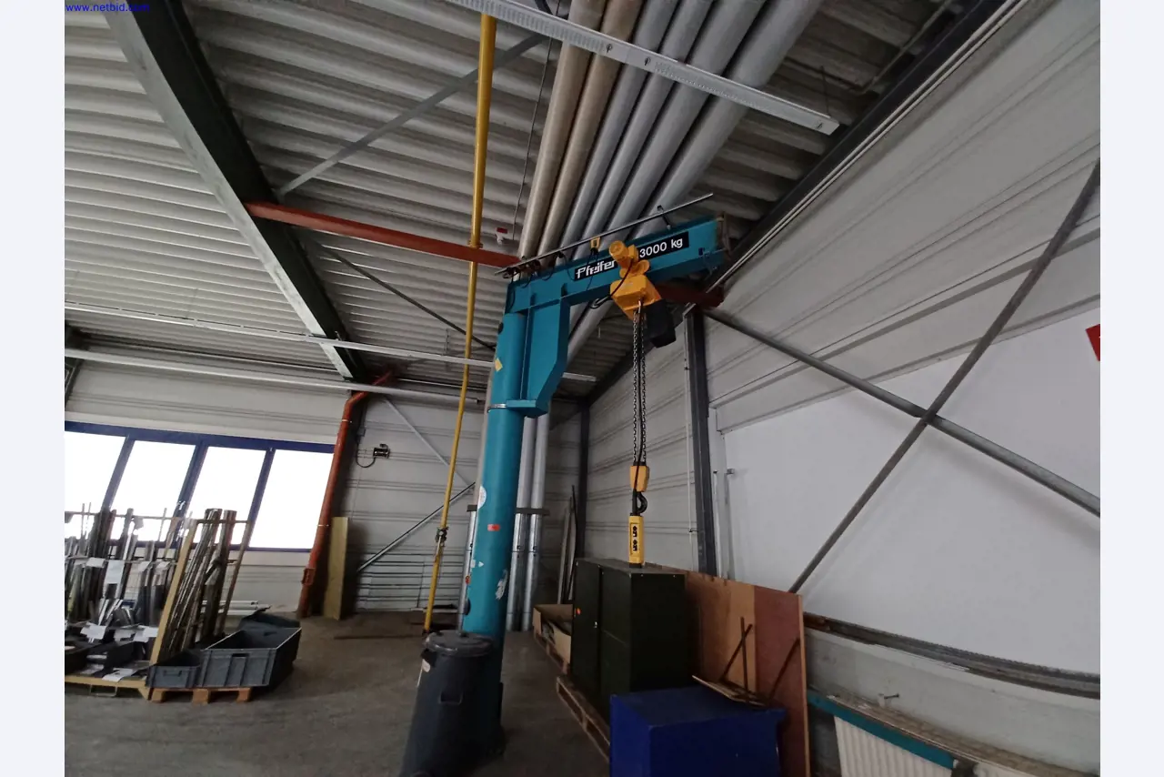 Stroje výrobce osvětlení, včetně strojů pro obrábění kovů s příslušenstvím, kontinuální lakovací systém, vysokoregálové regály, průmyslové vozíky, vozidla, IT a kancelářské vybavení.-2