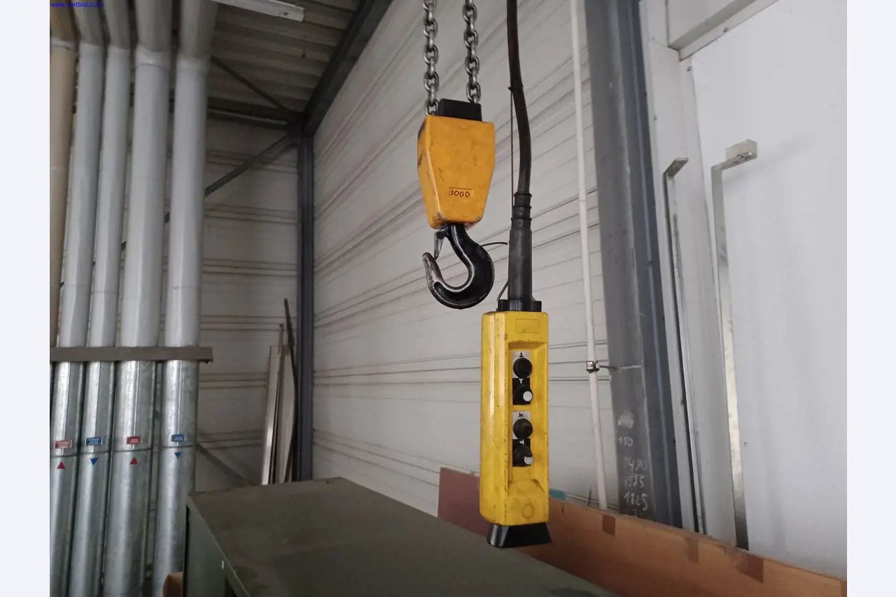 Stroje výrobce osvětlení, včetně strojů pro obrábění kovů s příslušenstvím, kontinuální lakovací systém, vysokoregálové regály, průmyslové vozíky, vozidla, IT a kancelářské vybavení.-3