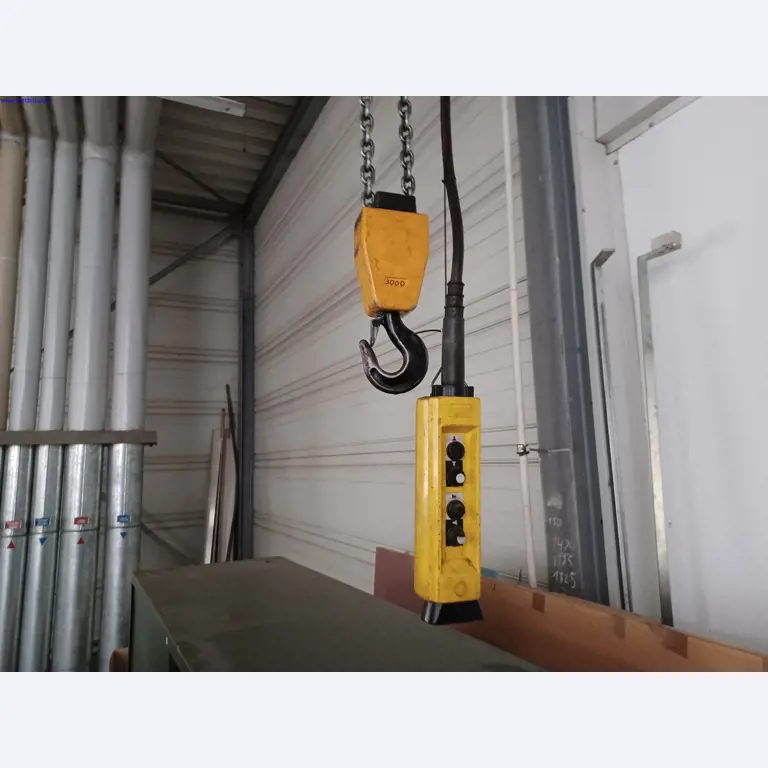 Stroje výrobce osvětlení, včetně strojů pro obrábění kovů s příslušenstvím, kontinuální lakovací systém, vysokoregálové regály, průmyslové vozíky, vozidla, IT a kancelářské vybavení.-3