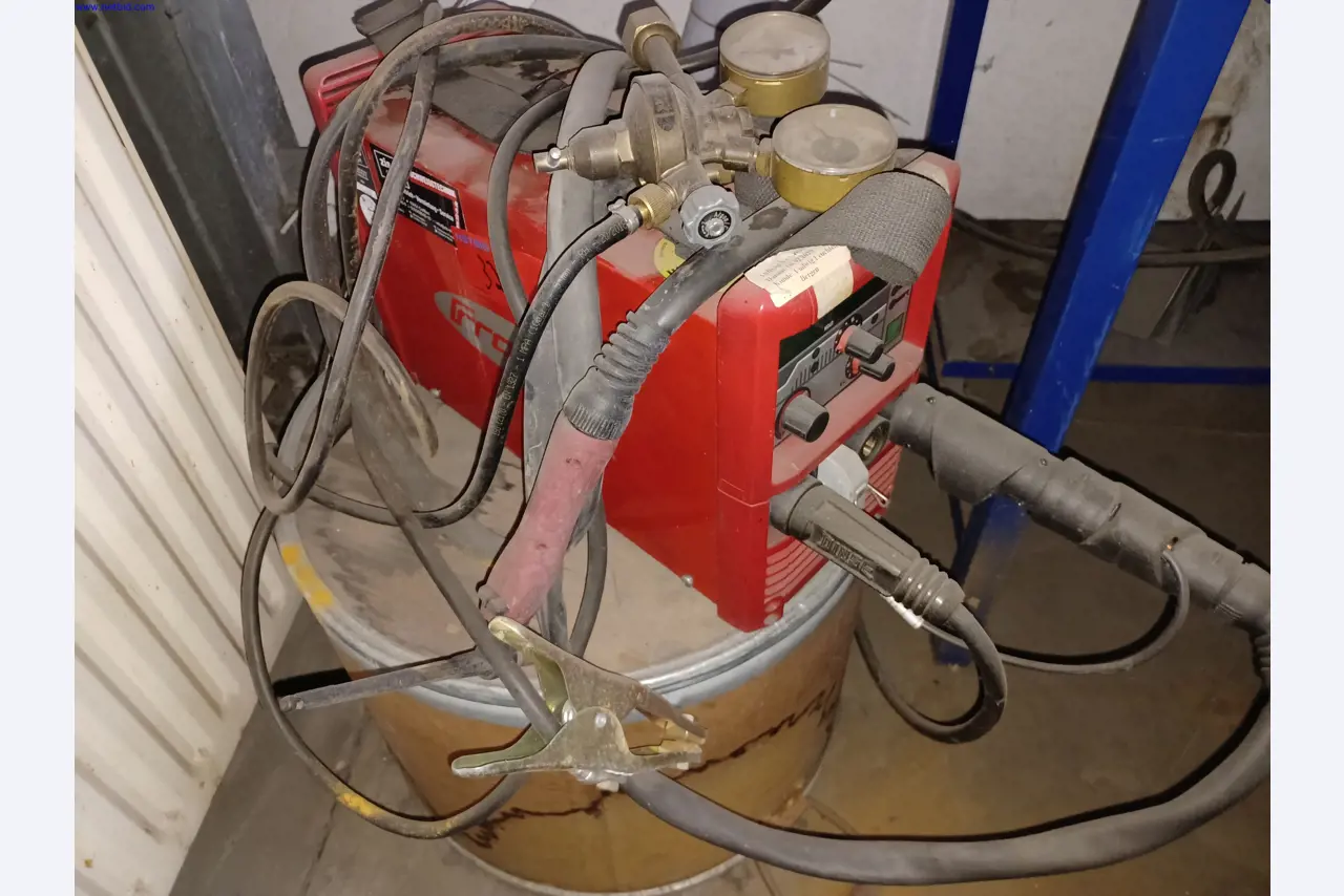 Stroje výrobce osvětlení, včetně strojů pro obrábění kovů s příslušenstvím, kontinuální lakovací systém, vysokoregálové regály, průmyslové vozíky, vozidla, IT a kancelářské vybavení.-1