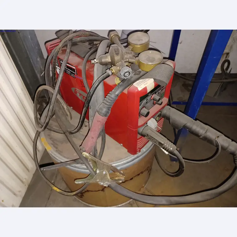 Stroje výrobce osvětlení, včetně strojů pro obrábění kovů s příslušenstvím, kontinuální lakovací systém, vysokoregálové regály, průmyslové vozíky, vozidla, IT a kancelářské vybavení.-1