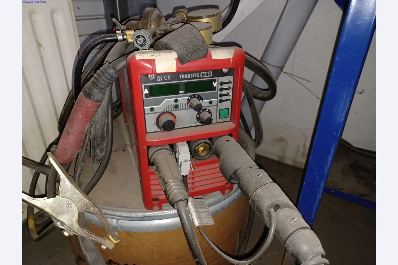 Stroje výrobce osvětlení, včetně strojů pro obrábění kovů s příslušenstvím, kontinuální lakovací systém, vysokoregálové regály, průmyslové vozíky, vozidla, IT a kancelářské vybavení.-2