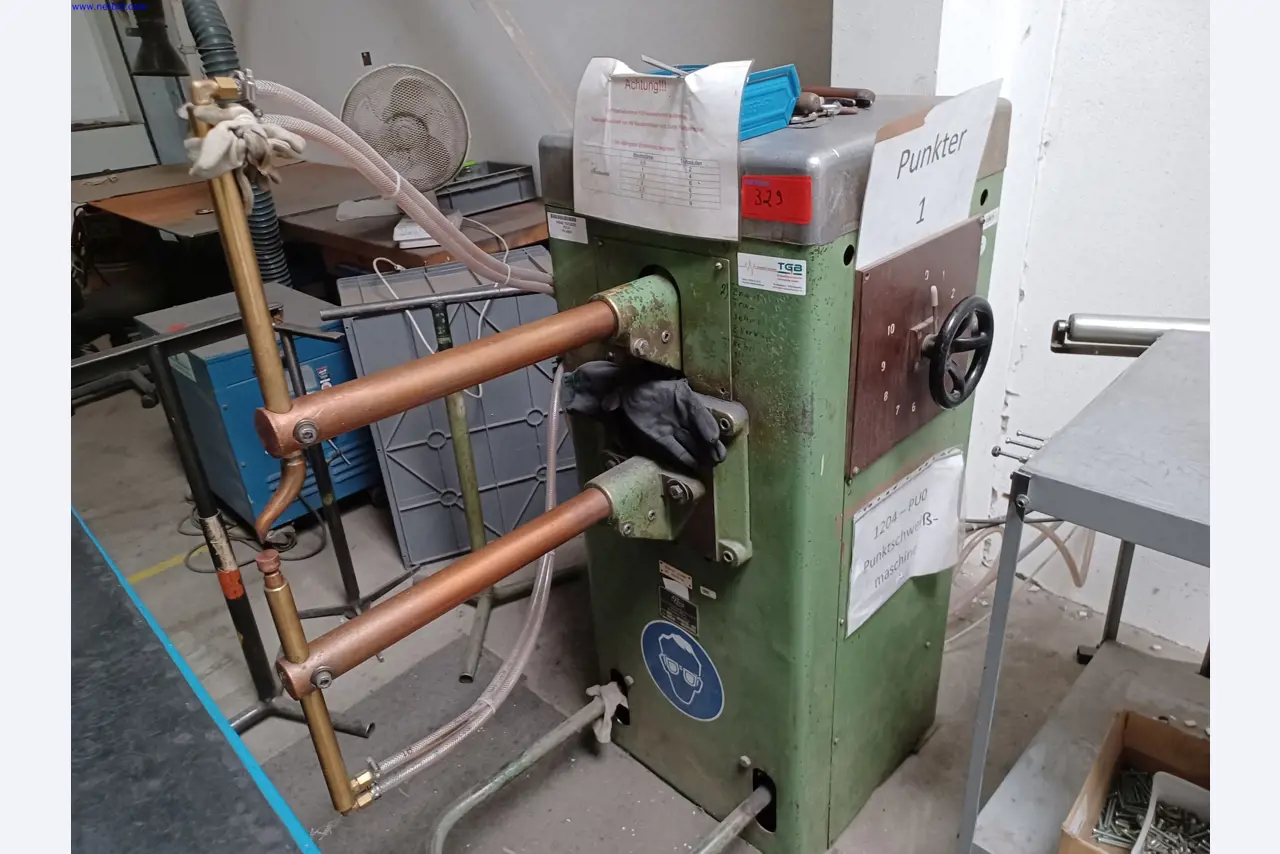 Stroje výrobce osvětlení, včetně strojů pro obrábění kovů s příslušenstvím, kontinuální lakovací systém, vysokoregálové regály, průmyslové vozíky, vozidla, IT a kancelářské vybavení.-1