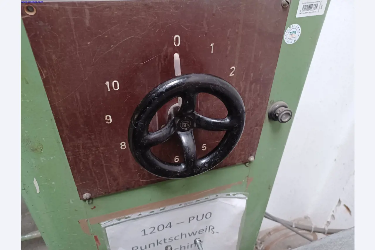 Stroje výrobce osvětlení, včetně strojů pro obrábění kovů s příslušenstvím, kontinuální lakovací systém, vysokoregálové regály, průmyslové vozíky, vozidla, IT a kancelářské vybavení.-2