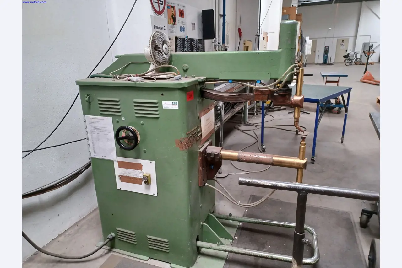 Maszyny producenta oświetlenia, w tym do obróbki metalu z akcesoriami, system ciągłego malowania, regały wysokiego składowania, wózki przemysłowe, pojazdy, sprzęt IT i biurowy-1