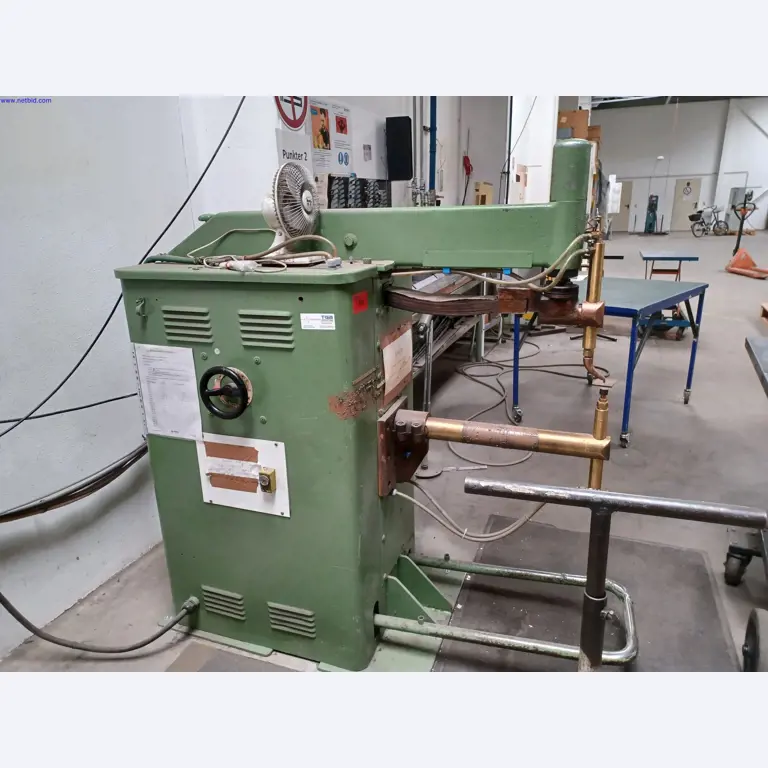 Maszyny producenta oświetlenia, w tym do obróbki metalu z akcesoriami, system ciągłego malowania, regały wysokiego składowania, wózki przemysłowe, pojazdy, sprzęt IT i biurowy-1