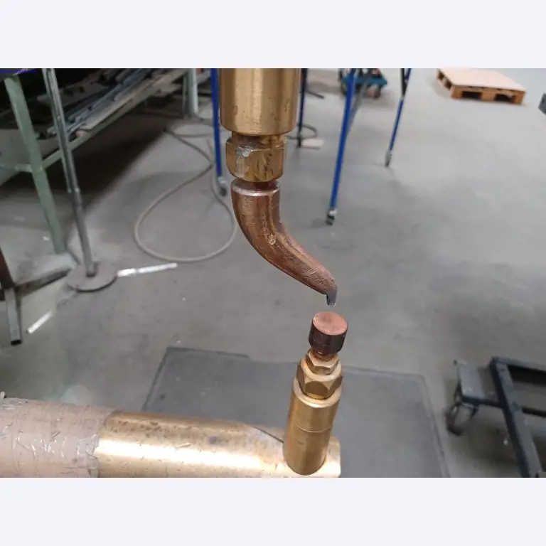 Maszyny producenta oświetlenia, w tym do obróbki metalu z akcesoriami, system ciągłego malowania, regały wysokiego składowania, wózki przemysłowe, pojazdy, sprzęt IT i biurowy-2