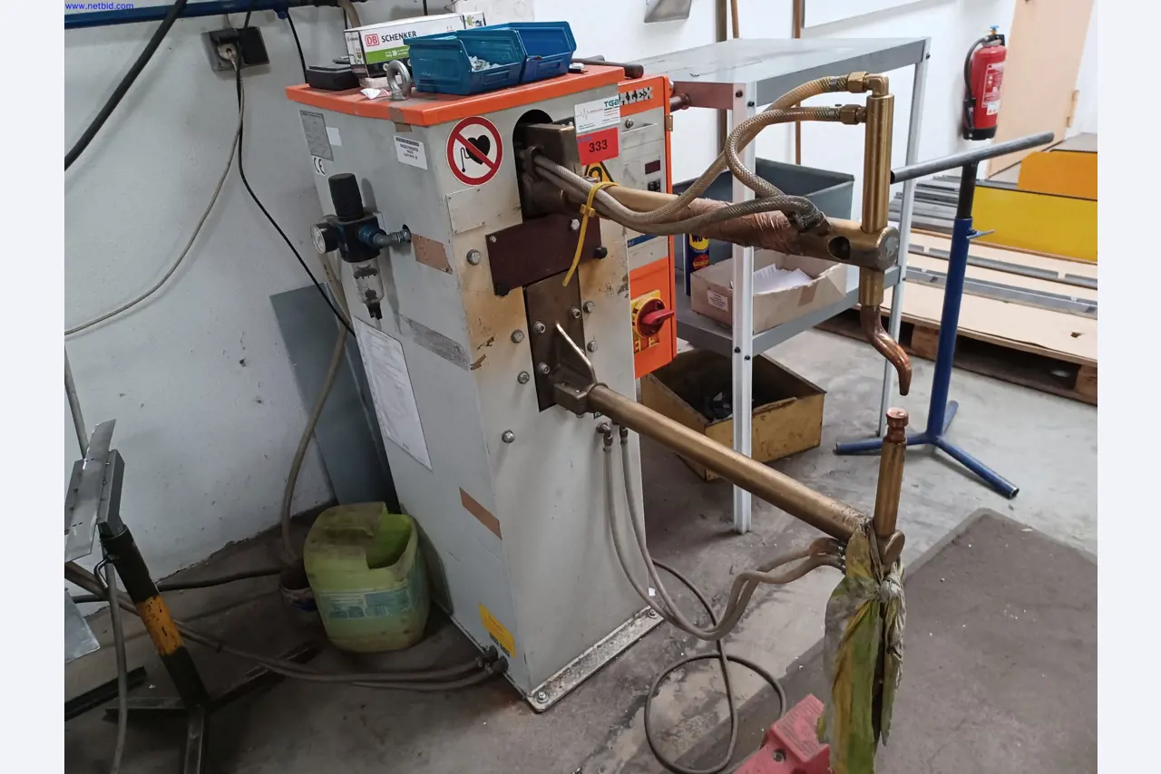 Maszyny producenta oświetlenia, w tym do obróbki metalu z akcesoriami, system ciągłego malowania, regały wysokiego składowania, wózki przemysłowe, pojazdy, sprzęt IT i biurowy-1