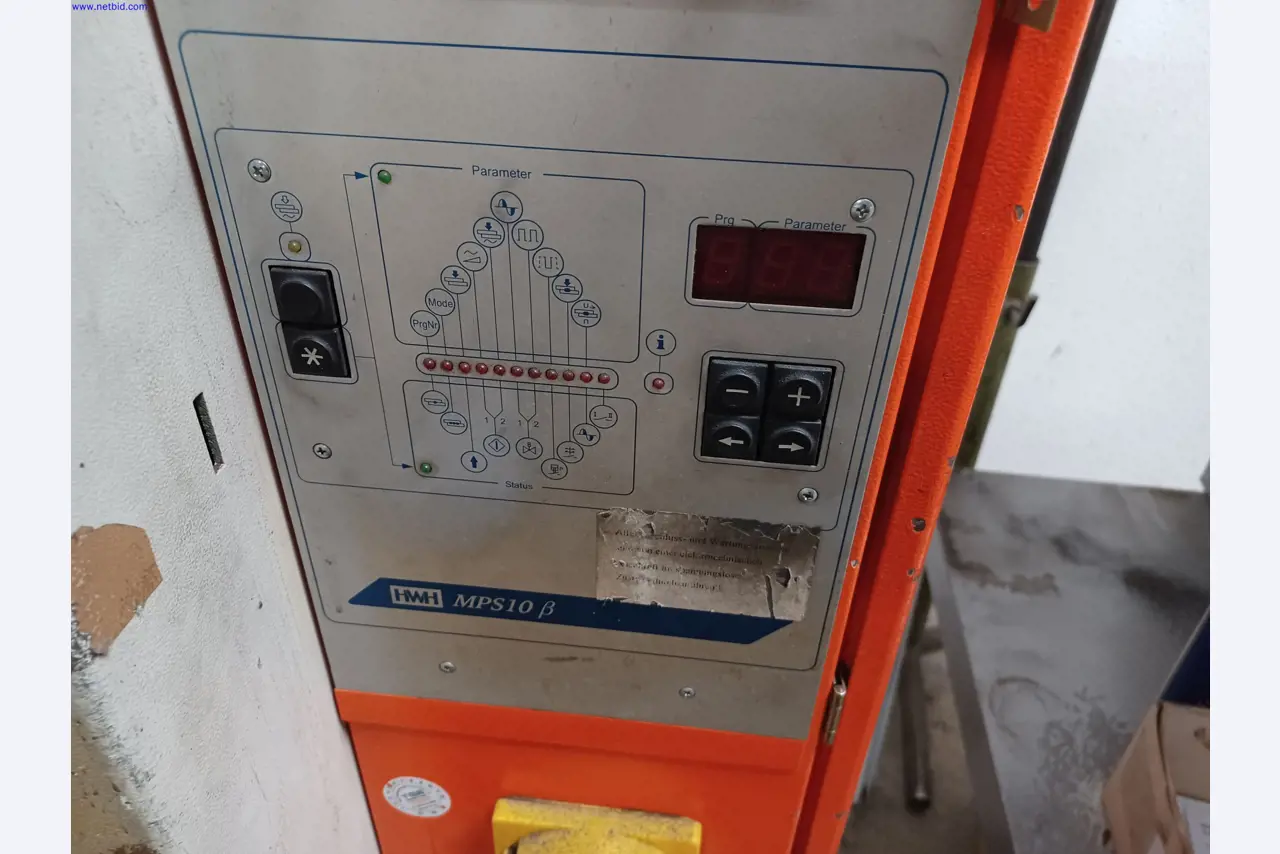 Maszyny producenta oświetlenia, w tym do obróbki metalu z akcesoriami, system ciągłego malowania, regały wysokiego składowania, wózki przemysłowe, pojazdy, sprzęt IT i biurowy-4