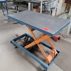 Mobile scissor lift table
