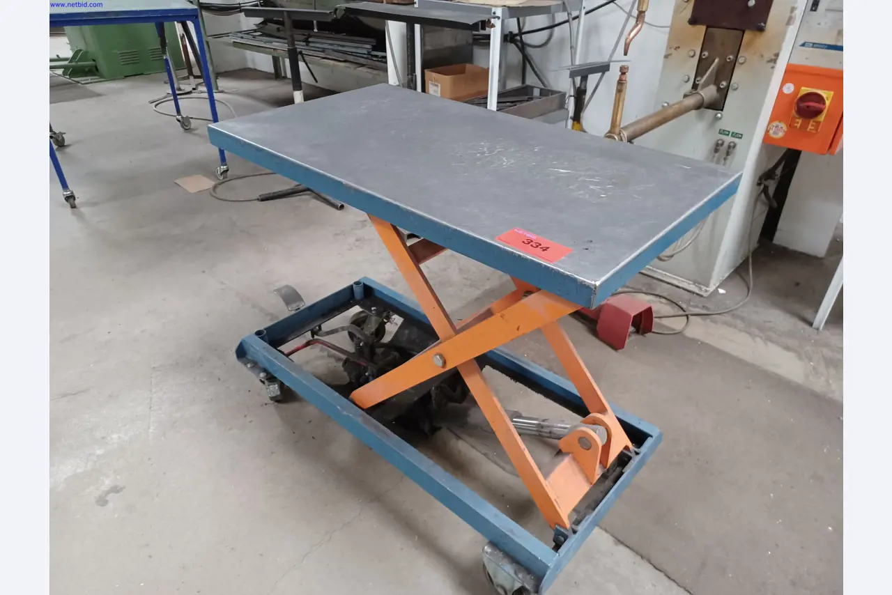 Stroje výrobce osvětlení, včetně strojů pro obrábění kovů s příslušenstvím, kontinuální lakovací systém, vysokoregálové regály, průmyslové vozíky, vozidla, IT a kancelářské vybavení.-1