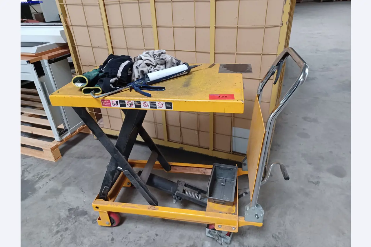 Stroje výrobce osvětlení, včetně strojů pro obrábění kovů s příslušenstvím, kontinuální lakovací systém, vysokoregálové regály, průmyslové vozíky, vozidla, IT a kancelářské vybavení.-1