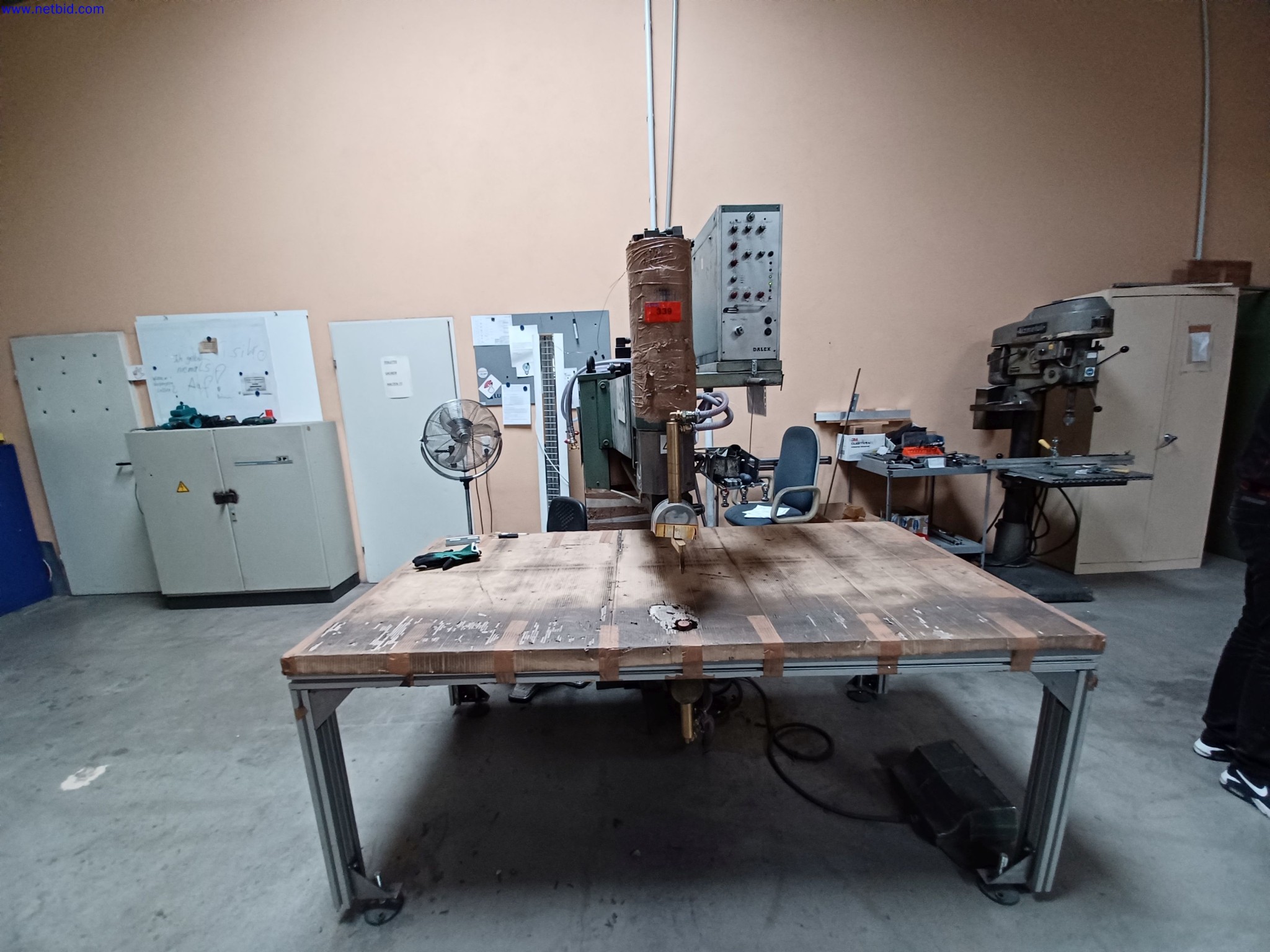 Machines d'un fabricant de luminaires, entre autres pour le travail du métal avec accessoires, installation de peinture en continu, rayonnage en hauteur, véhicules de manutention, véhicules, équipement informatique et de bureau-1