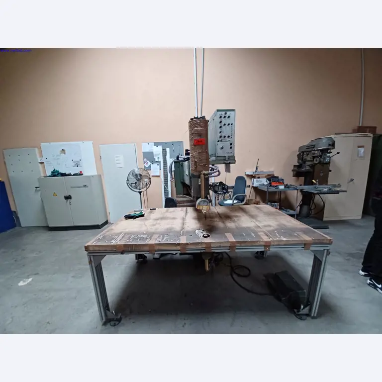 Maszyny producenta oświetlenia, w tym do obróbki metalu z akcesoriami, system ciągłego malowania, regały wysokiego składowania, wózki przemysłowe, pojazdy, sprzęt IT i biurowy-1