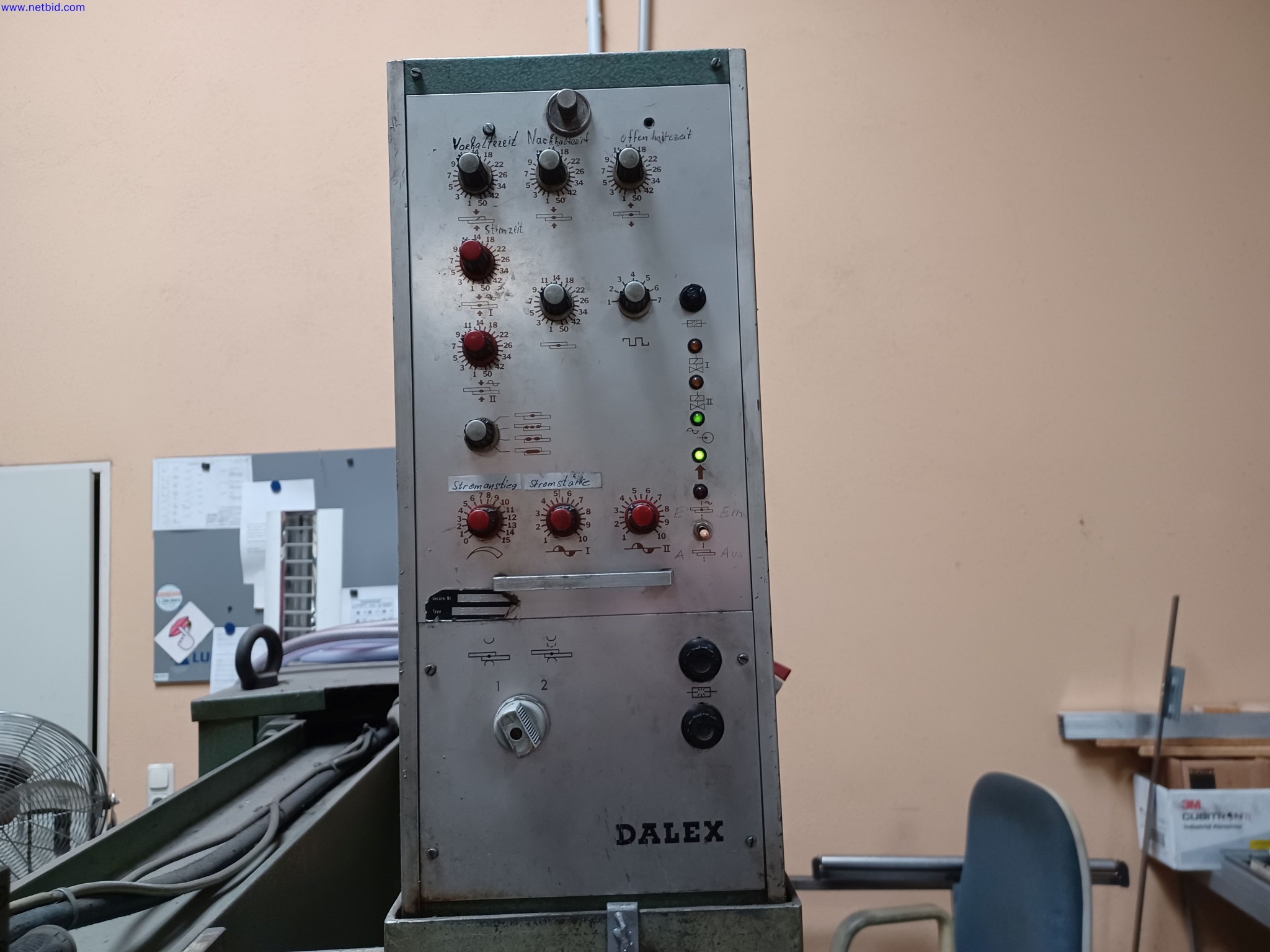 Machines d'un fabricant de luminaires, entre autres pour le travail du métal avec accessoires, installation de peinture en continu, rayonnage en hauteur, véhicules de manutention, véhicules, équipement informatique et de bureau-2