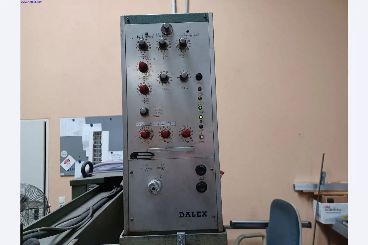 Maszyny producenta oświetlenia, w tym do obróbki metalu z akcesoriami, system ciągłego malowania, regały wysokiego składowania, wózki przemysłowe, pojazdy, sprzęt IT i biurowy-2