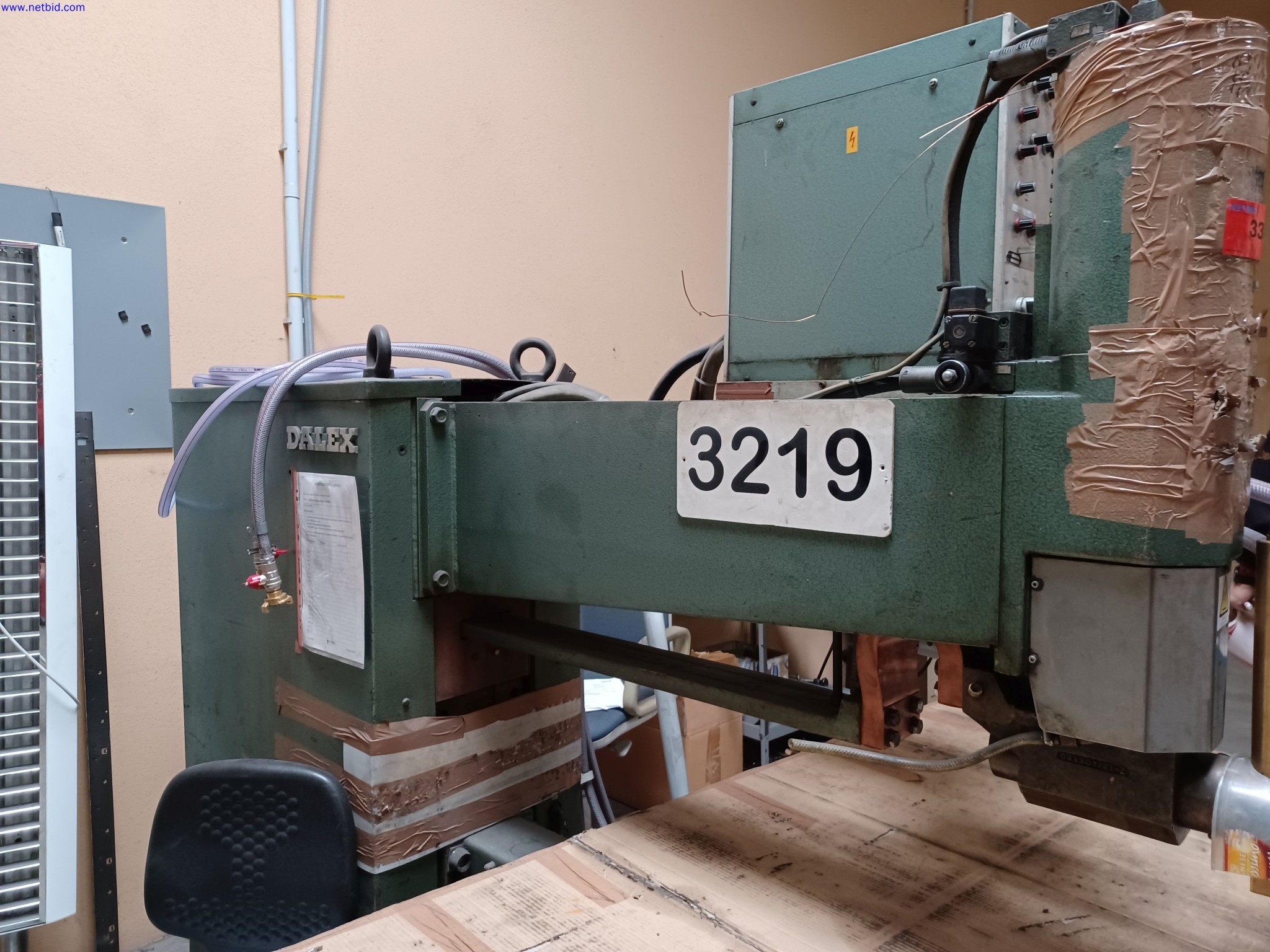 Machines d'un fabricant de luminaires, entre autres pour le travail du métal avec accessoires, installation de peinture en continu, rayonnage en hauteur, véhicules de manutention, véhicules, équipement informatique et de bureau-3