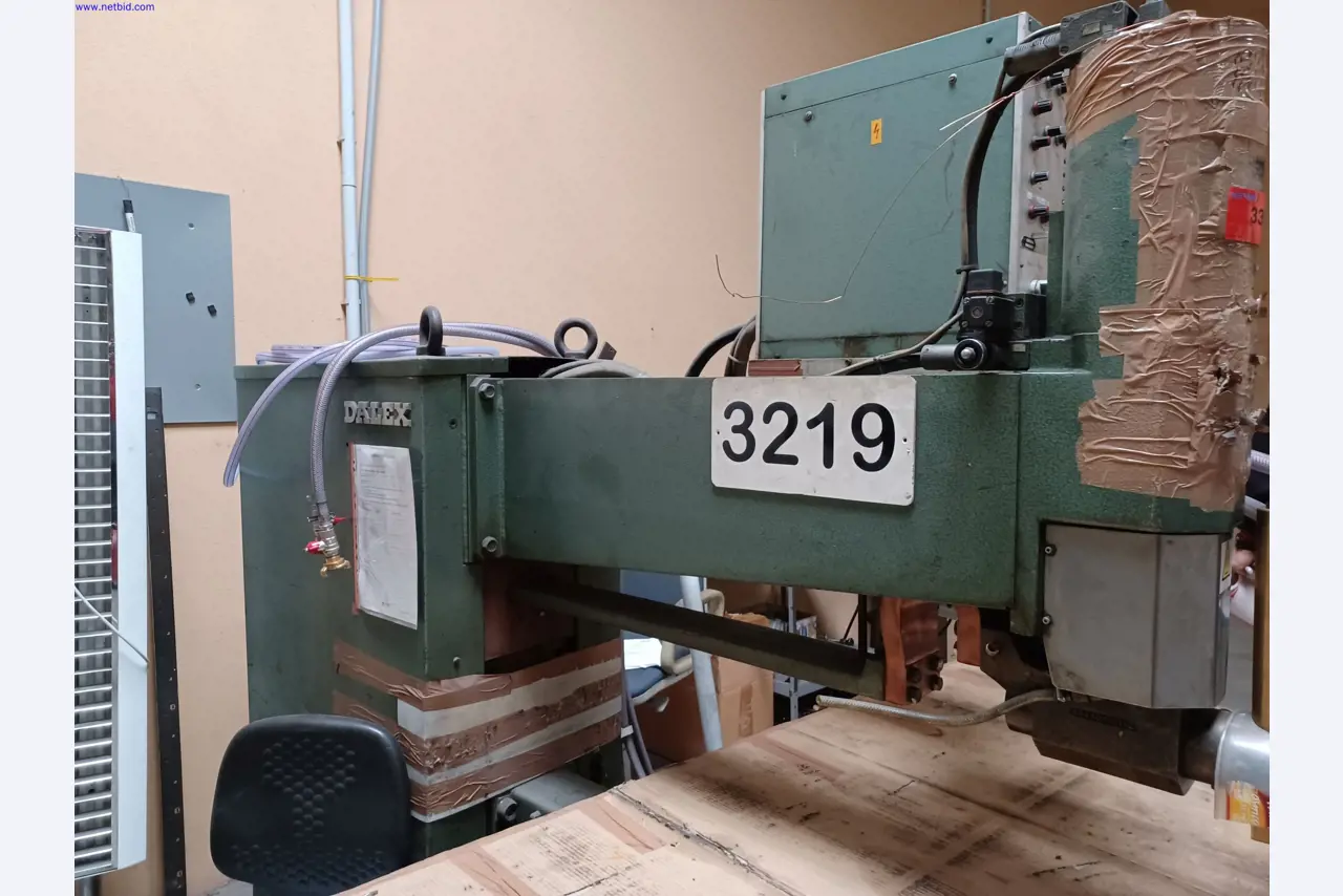 Maszyny producenta oświetlenia, w tym do obróbki metalu z akcesoriami, system ciągłego malowania, regały wysokiego składowania, wózki przemysłowe, pojazdy, sprzęt IT i biurowy-3