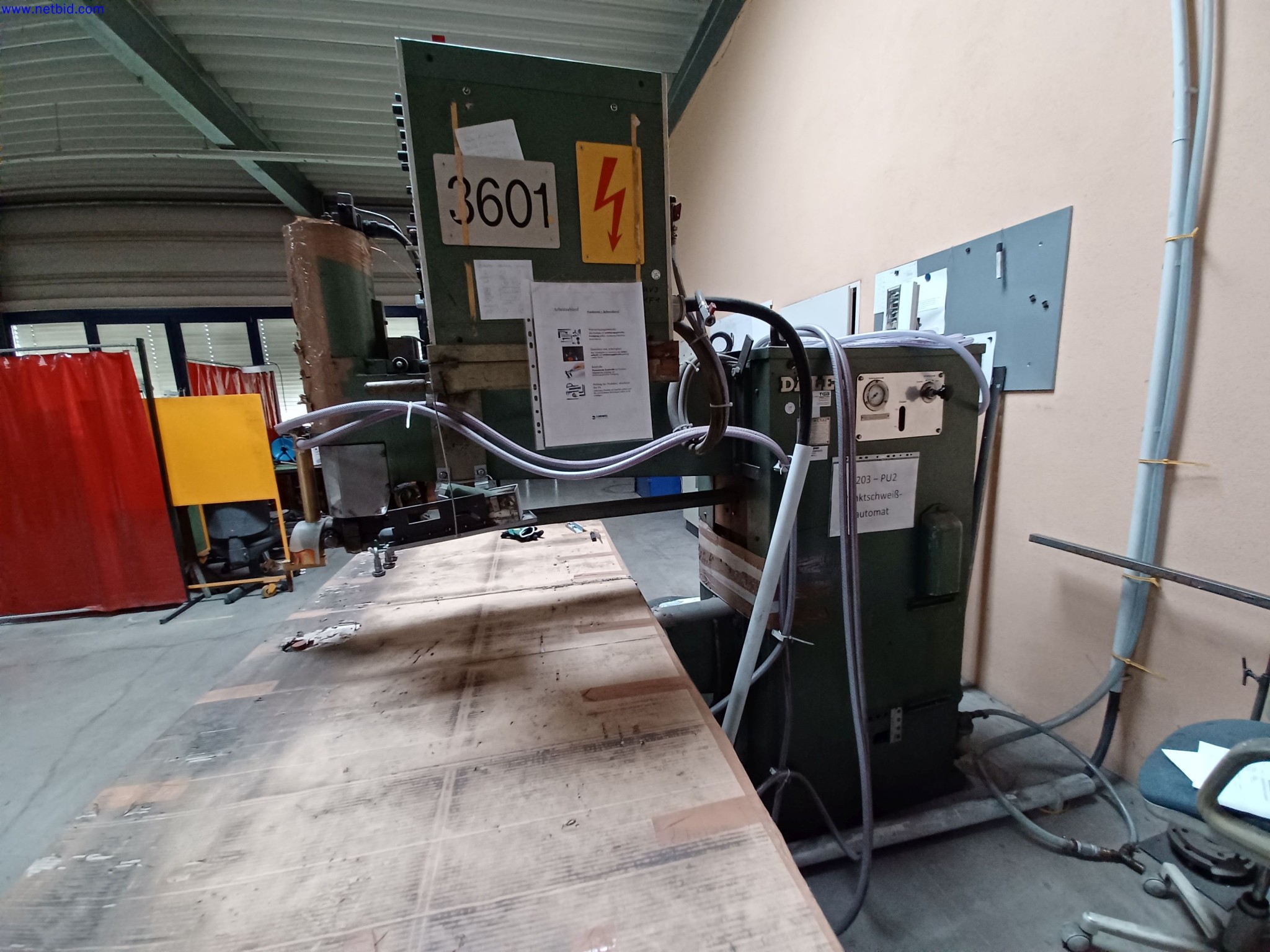 Machines d'un fabricant de luminaires, entre autres pour le travail du métal avec accessoires, installation de peinture en continu, rayonnage en hauteur, véhicules de manutention, véhicules, équipement informatique et de bureau-4