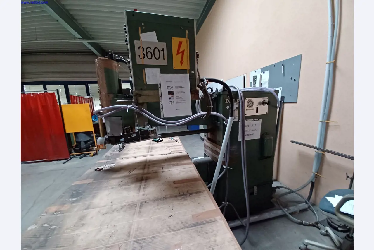 Maszyny producenta oświetlenia, w tym do obróbki metalu z akcesoriami, system ciągłego malowania, regały wysokiego składowania, wózki przemysłowe, pojazdy, sprzęt IT i biurowy-4