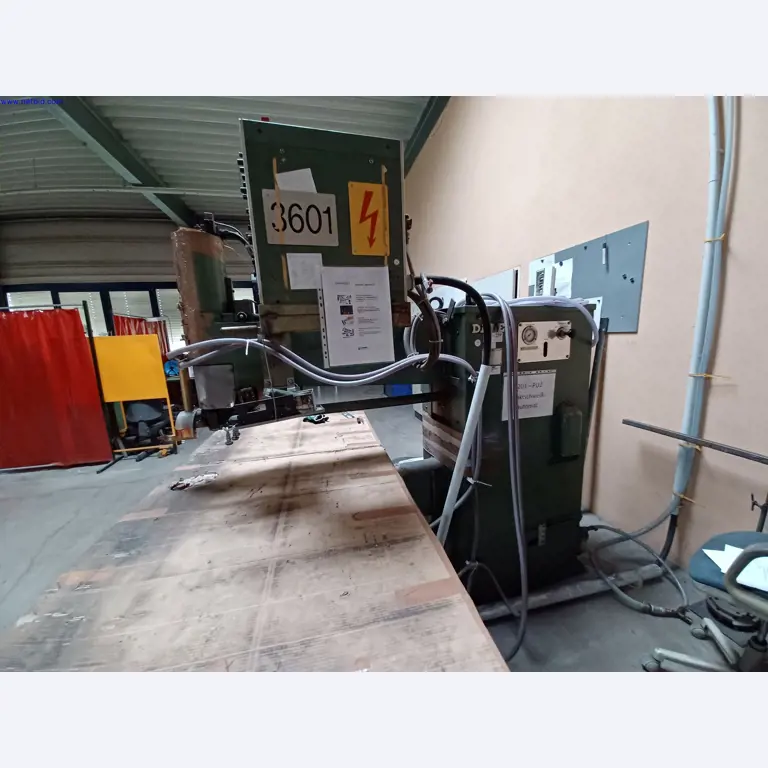 Maszyny producenta oświetlenia, w tym do obróbki metalu z akcesoriami, system ciągłego malowania, regały wysokiego składowania, wózki przemysłowe, pojazdy, sprzęt IT i biurowy-4